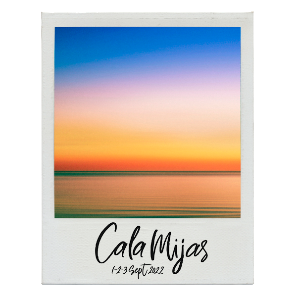 Imagen polaroid con una anochecer y el logo del festival Cala Mijas