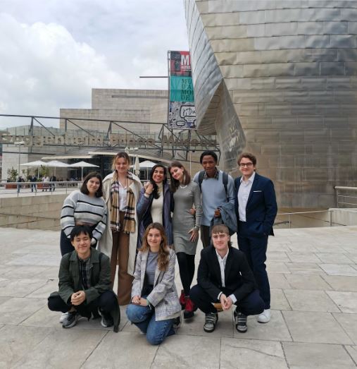 Alumnado de LEINN frente al Museo Guggenheim 